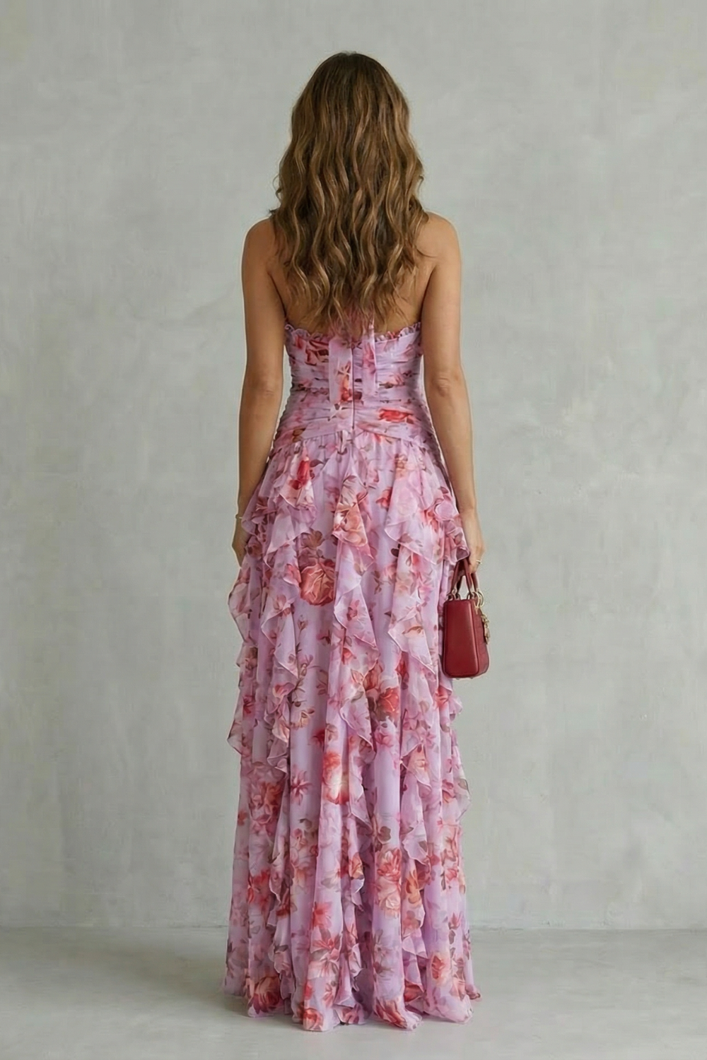 Carla | Vestido largo romántico con cuello halter y rosas en cascada