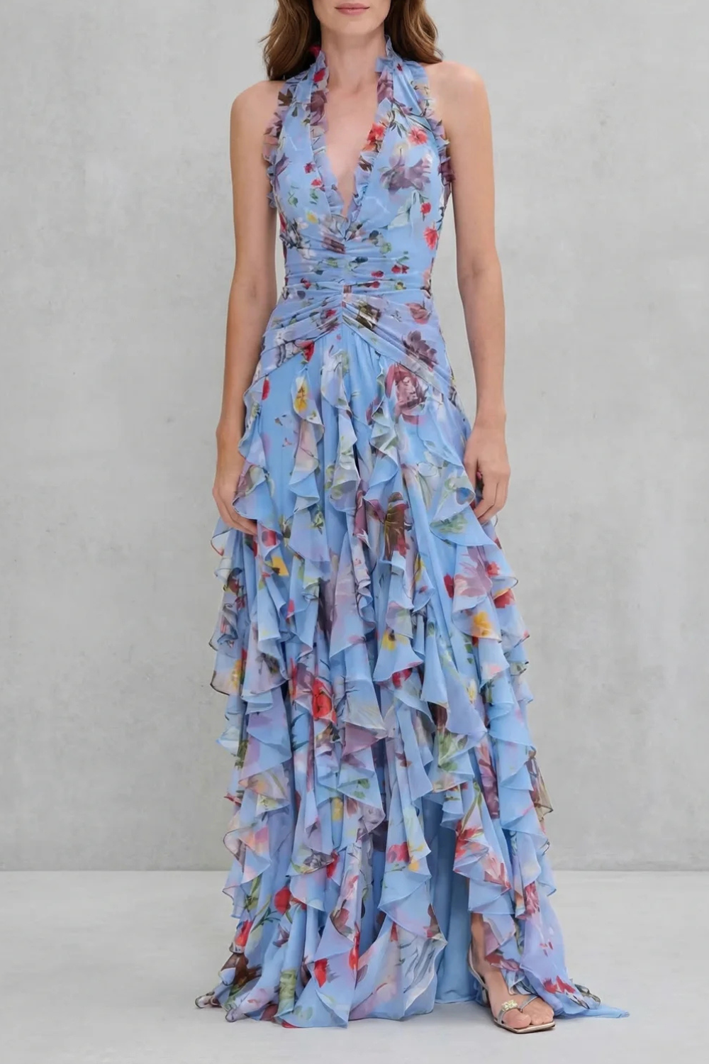 Carla | Vestido largo romántico con cuello halter y rosas en cascada