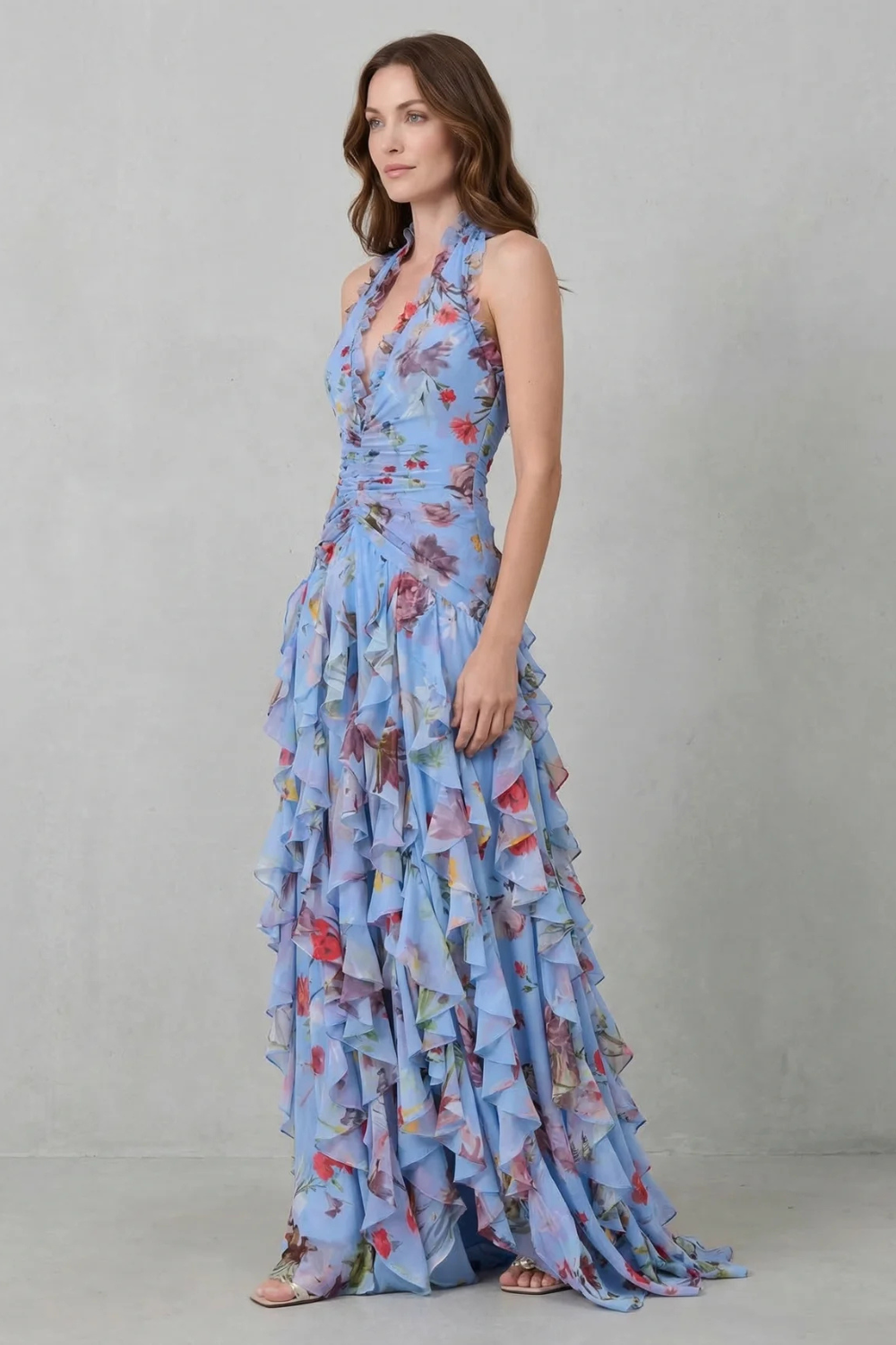 Carla | Vestido largo romántico con cuello halter y rosas en cascada