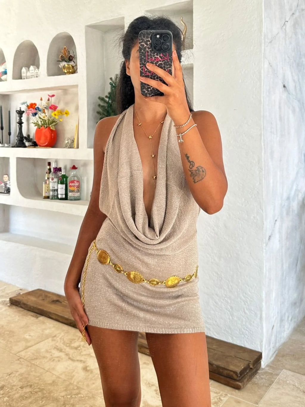Minivestido de mujer con escote en V profundo y espalda descubierta.