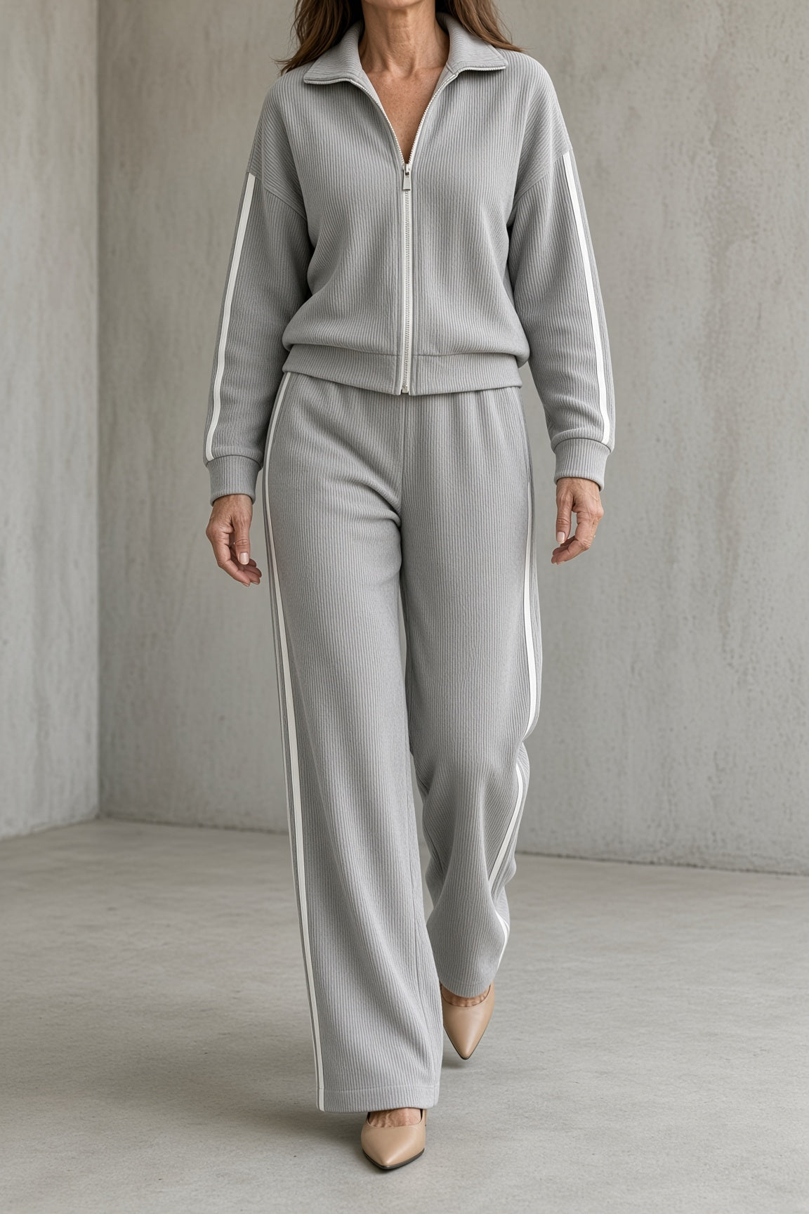 CONCETTA | Completo Top con Zip e Pantalone Largo con Righe Sportive
