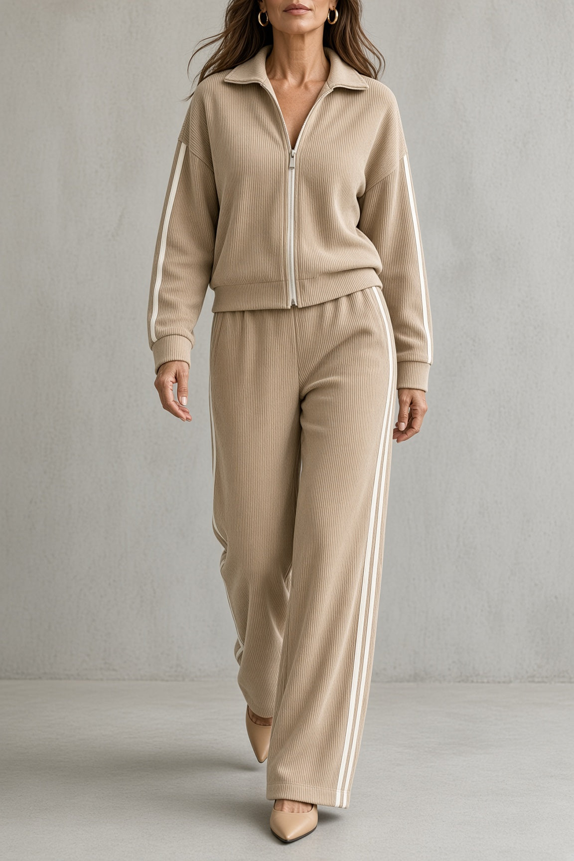 CONCETTA | Completo Top con Zip e Pantalone Largo con Righe Sportive