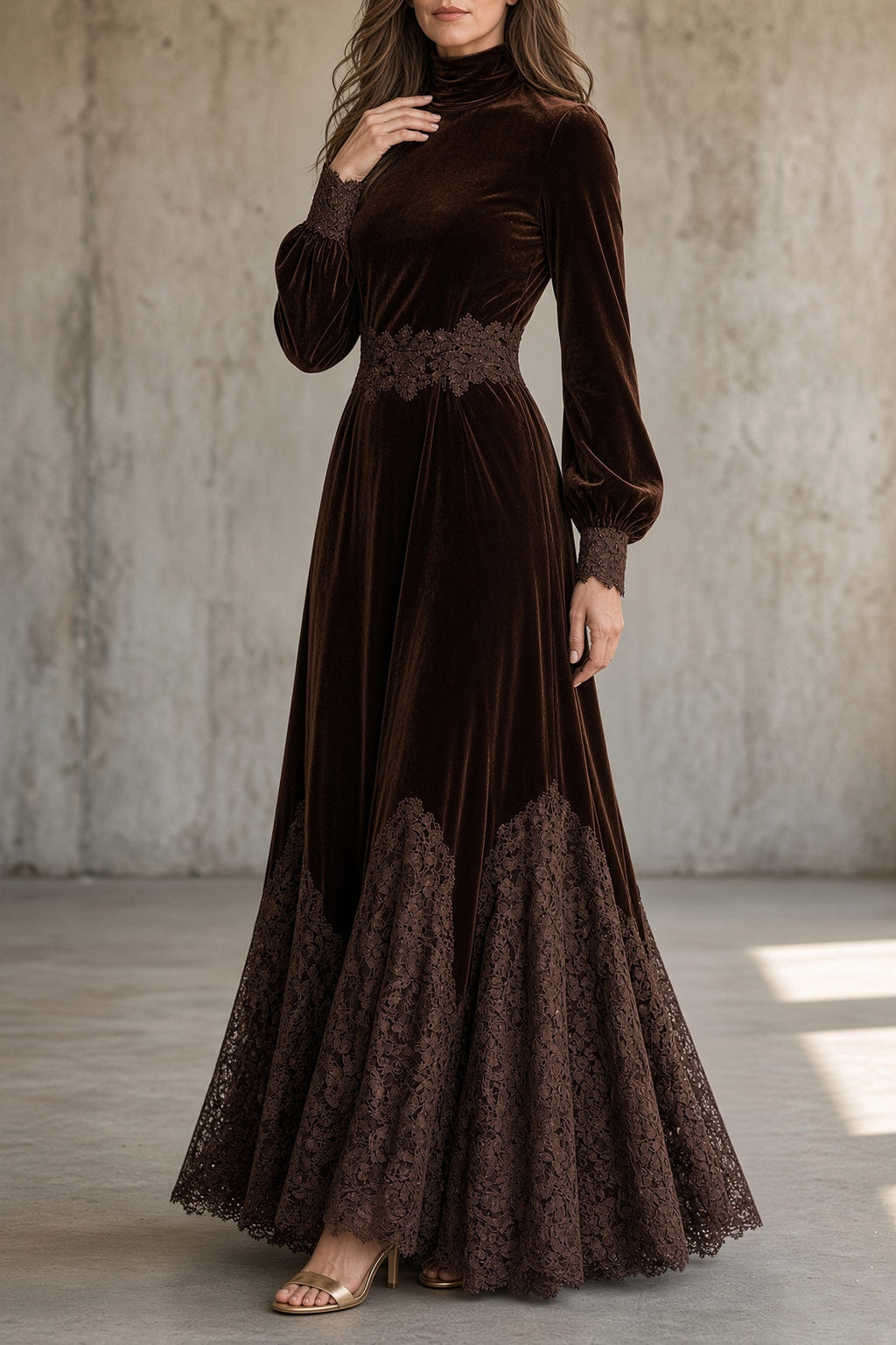 LUCILLA | Abito Lungo in Velluto Marrone con Collo Alto e Inserti in Pizzo