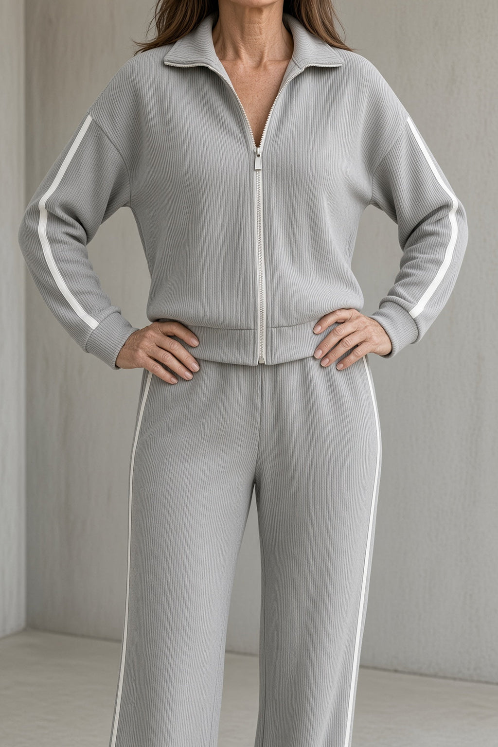 CONCETTA | Completo Top con Zip e Pantalone Largo con Righe Sportive